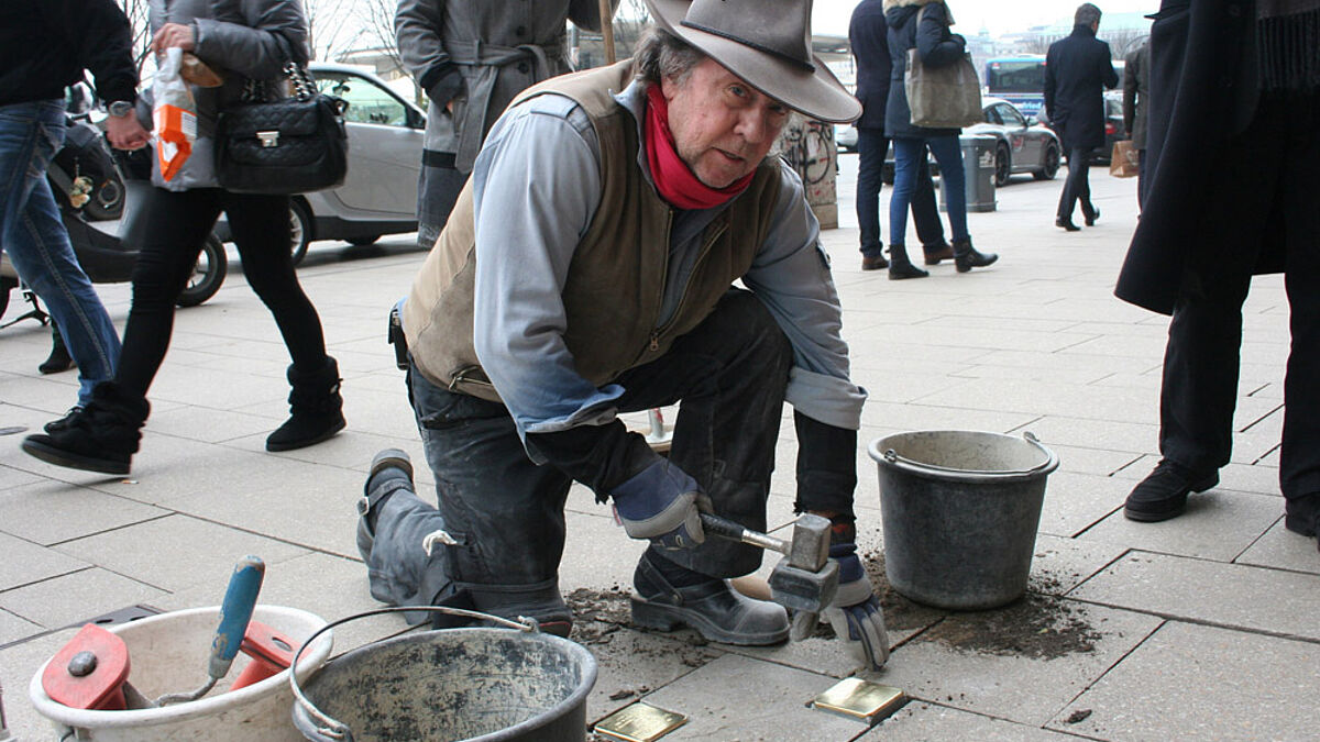 Vor dem ehemaligen "Schümanns Austernkeller" auf dem Hamburger Jungfernstieg hat der Kölner Künstler Gunter Demnig am Dienstag zwei Stolpersteine zur Erinnerung an die einstige Besitzerin Selma Schümann verlegt. 