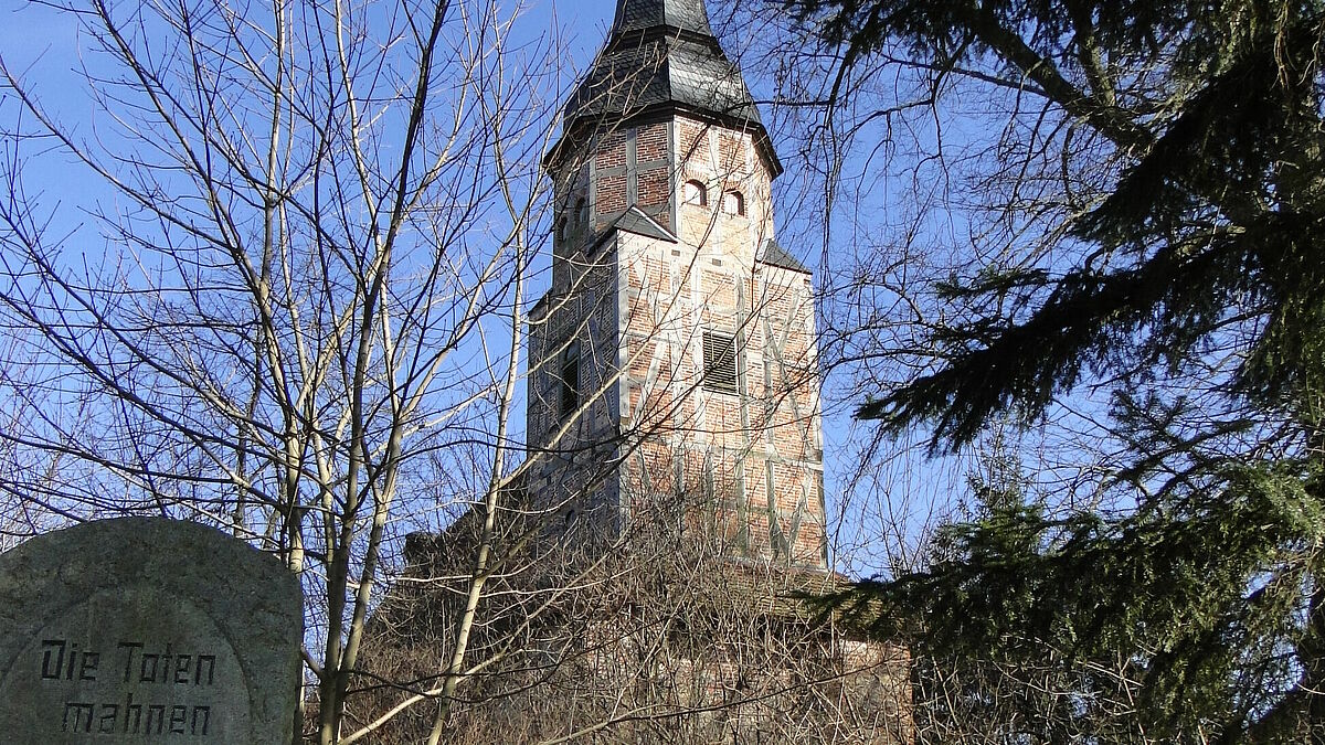 Findlingsbau aus dem Spätmittelalter und Heimat eines Wetterfroschs: die Kirche in Hinrichshagen bei Woldegk.