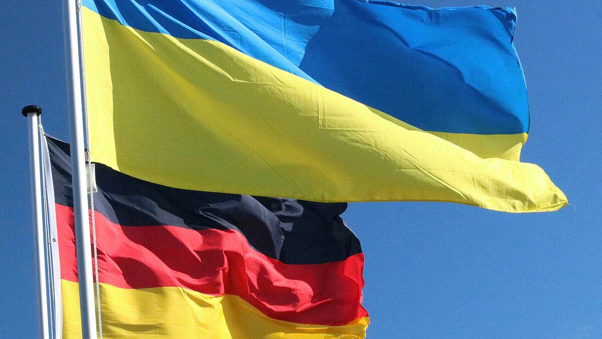 Ukrainische und deutsche Fahne beim Museumsfest