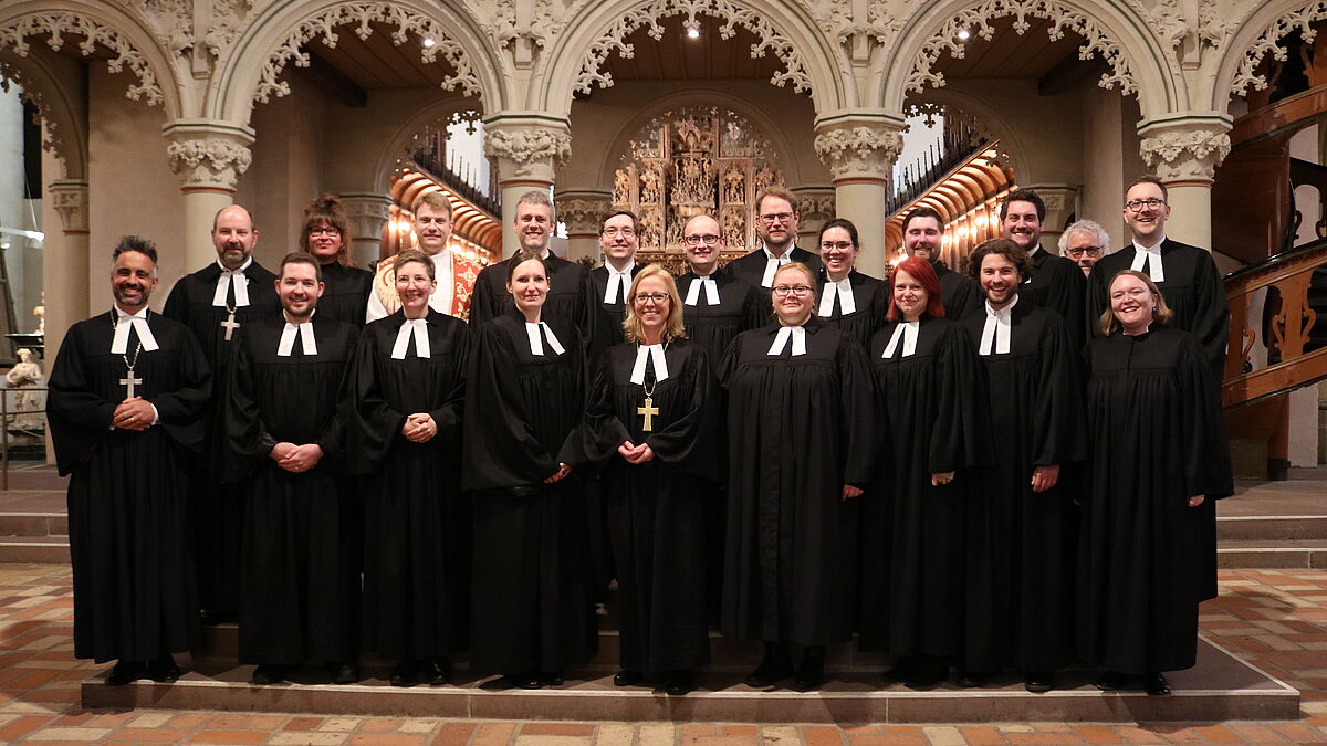 Neue Geistliche für den Sprengel Schleswig und Holstein - mit auf dem Bild sind weitere am Gottesdienst beteiligte Personen. 