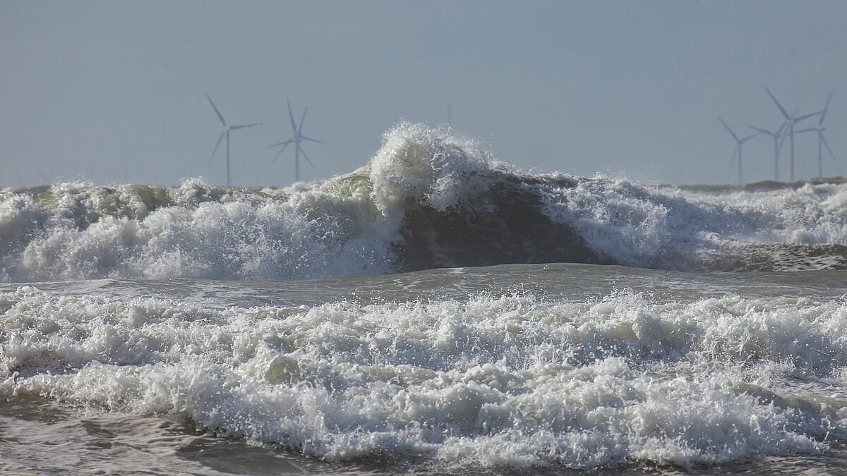 Offshore-Windparks an der Nordseeküste sorgen für eine emissionsfreie Stromerzeugung.