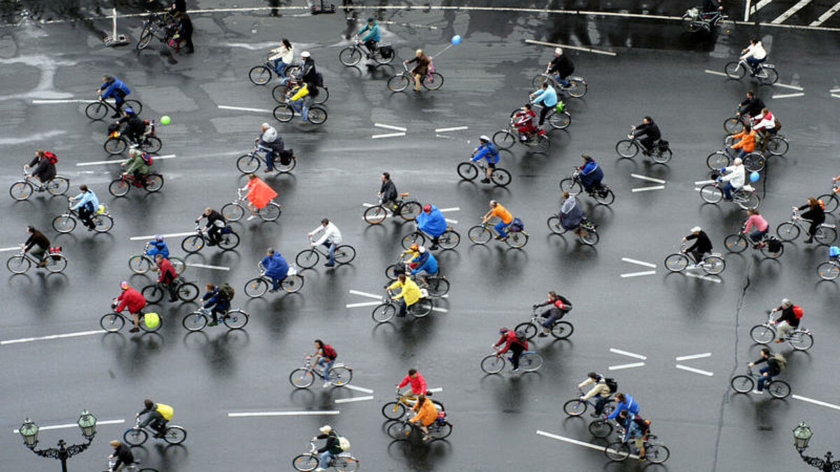 Trotz starker Regenfälle trafen sich am Sonntag, 05.06.05, etwa 100.000 Radfahrer zur 29. Sternfahrt des Allgemeinen Deutschen Fahrradclubs (ADFC) in Berlin. Die Radler waren von 81 Treffpunkten aus auf 17 Routen mit einer Gesamtlänge von 900 Kilometern über die Straßen der Bundeshauptstadt gefahren. Am frühen Nachmittag trafen sie zum größten Teil durchnässt an der Siegessäule im Tiergarten ein. (Siehe epd-Bericht vom 05.06.05)