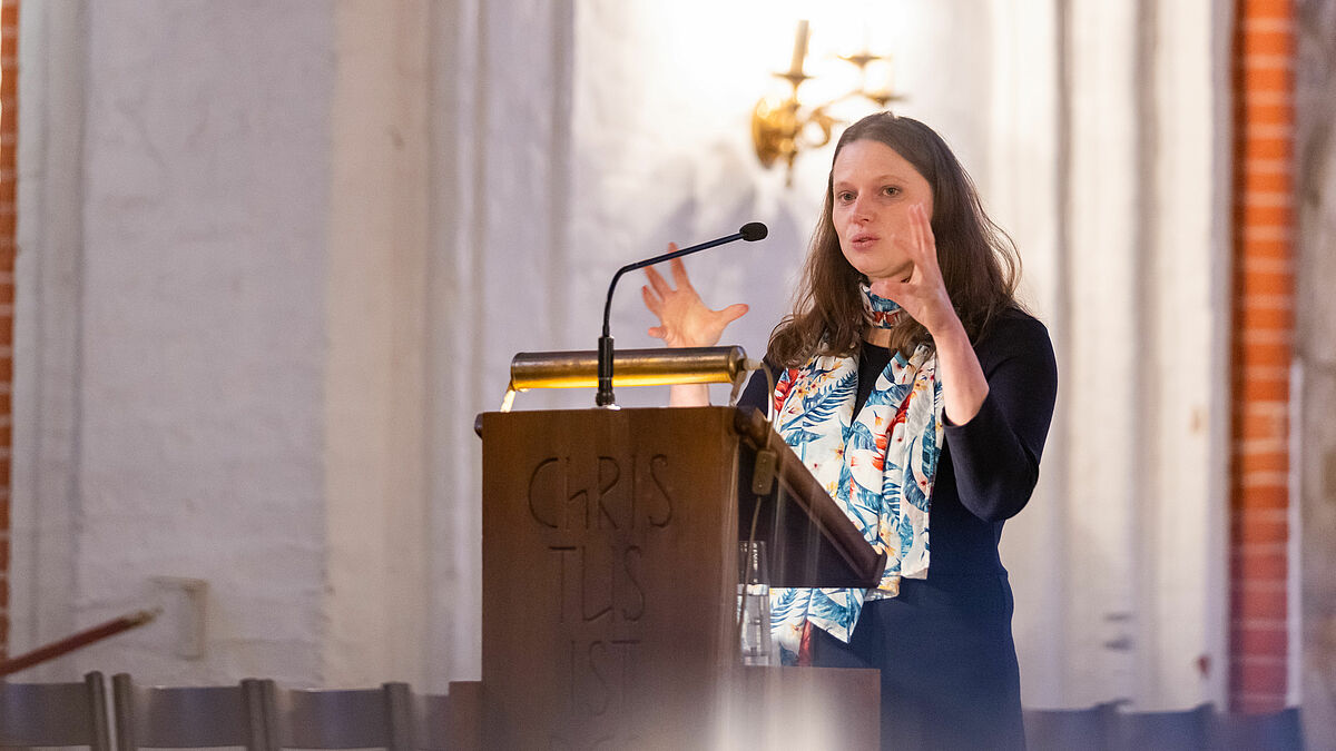 Sozialsenatorin Dr. Melanie Leonhard bewegte die Zuhörenden mit ihren Erzählungen von Hamburgerinnen und Hamburgern, die sich in Briefen an sie gewandt hatten