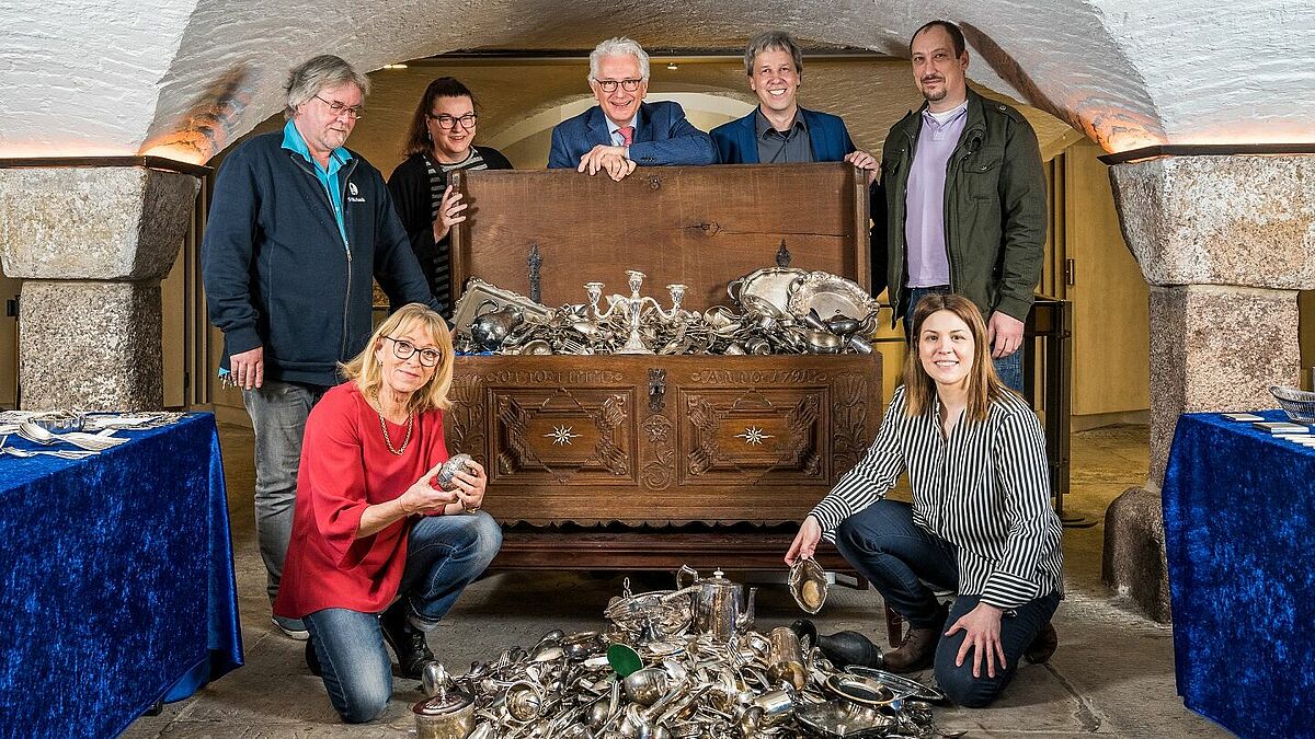 Sie haben die Sammlung des Silbers unterstützt: Rainer Rudke (oben, v.l.), Corinna Voß, Hauptpastor Alexander Röder, Michael Kutz, René Zetlitzer, Christel Herm (vorn, l.) und Tanja Weingärtner.
