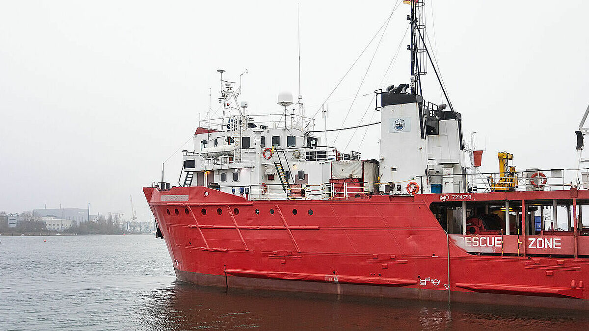 Die Sea-Eye 4 ist im Einsatz, um Ertrinkende zu retten. Am Wochenende brach das Schiff zu seiner Mission auf. Zuvor war es monatelang von Ehrenamtlichen umgerüstet worden. 