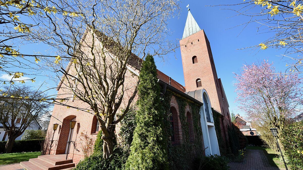 Die Kirche St. Petri in Niendorf an der Ostsee: Von hier aus wird der zweite Live-Stream-Gottesdienst aus Ostholstein übertragen.