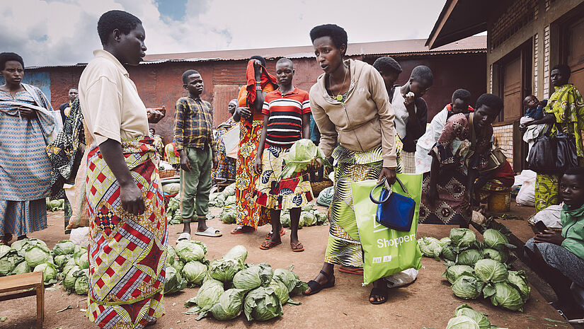 Kleinbauern auf einem Markt in Burundi