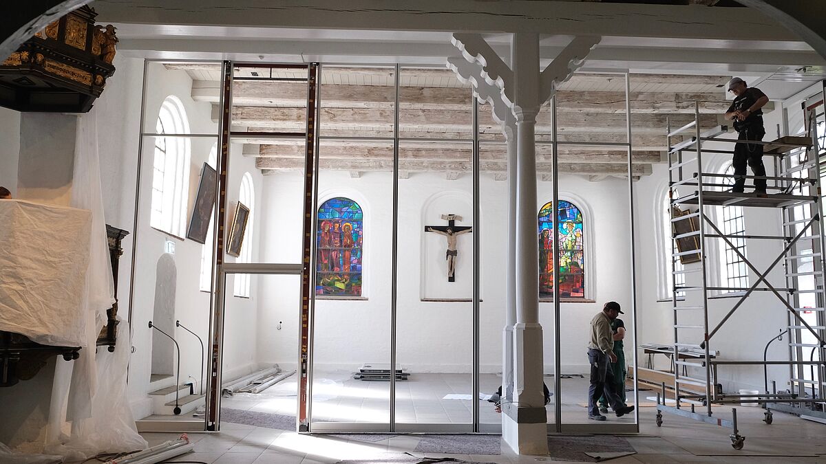 Noch arbeiten die Handwerker in der Heider Stadtkirche St. Jürgen. Pfingsten soll der Umbau fertig sein.