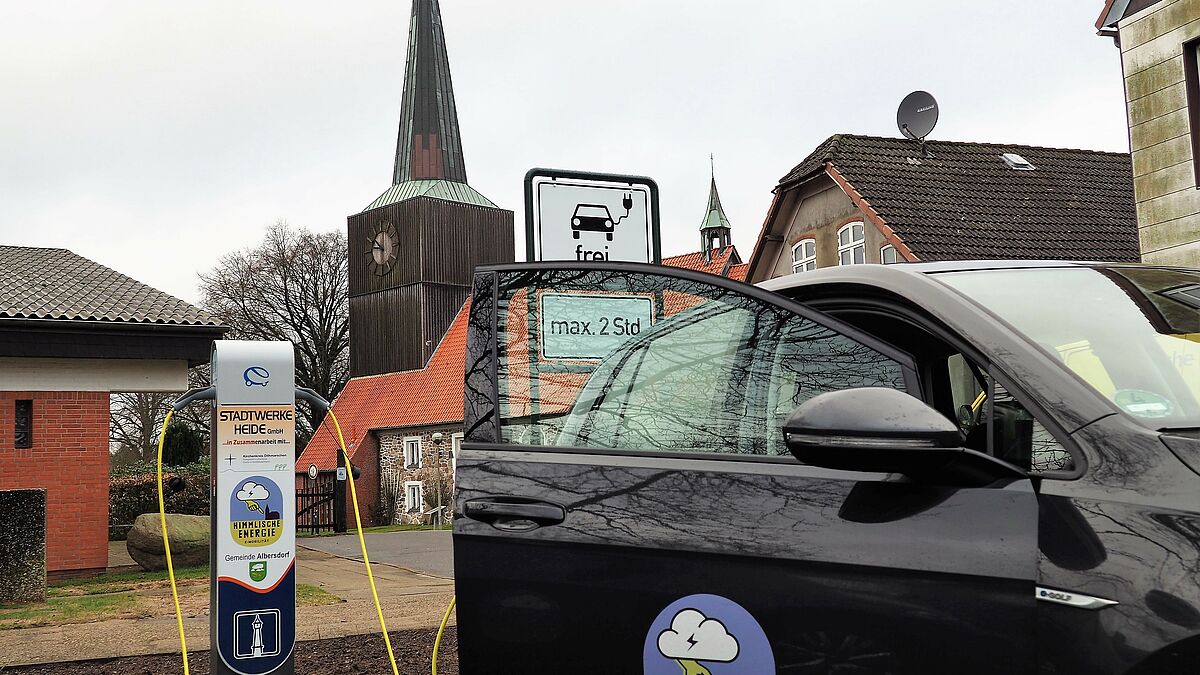 Ziel des 2018 gestarteten Projektes ist: An möglichst jedem Kirchturm, Verwaltungsgebäude und Tagungshaus soll eine Ladestation für Elektrofahrzeuge errichtet werden.