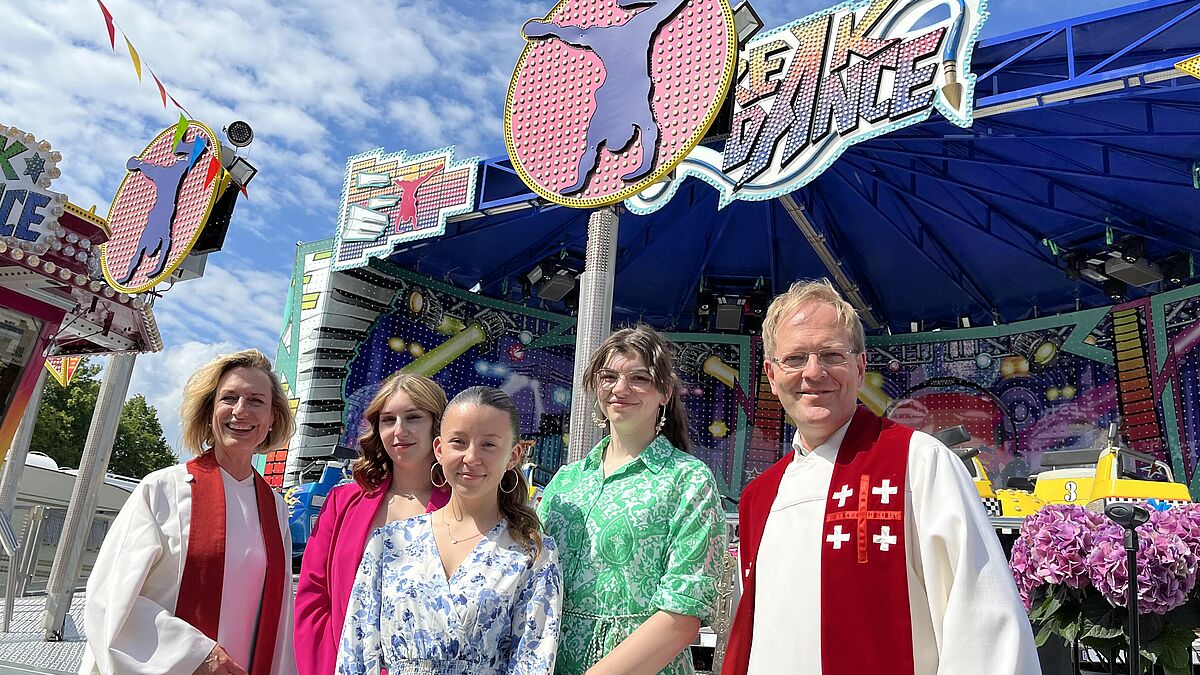 Großer Tag für Angelina, Jamie und Josefine: Die Schausteller-Kinder wurden auf dem Lübecker Volksfest von Pastorin Irmela Redhead und Robert Pfeifer, Pastor von St. Marien zu Lübeck, konfirmiert. 