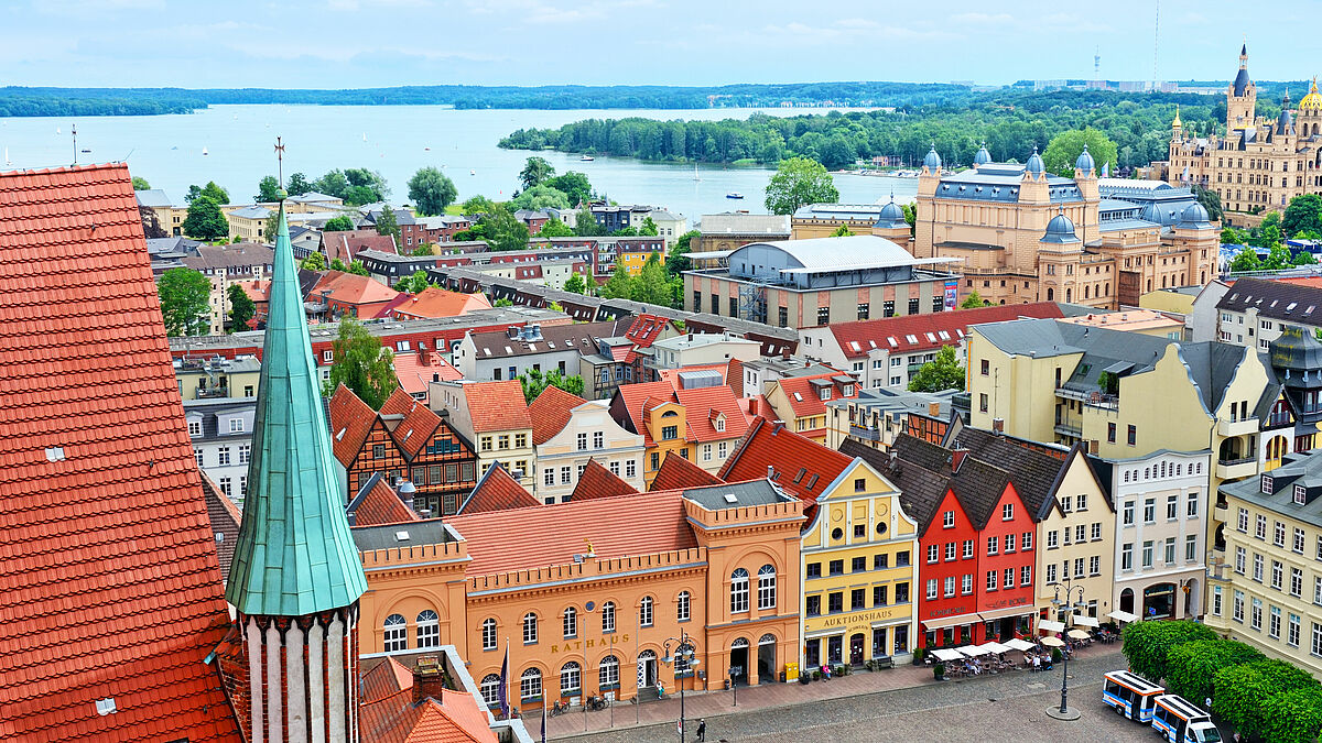 Blick vom Schweriner Dom auf das Schweriner Schloss, wo der Landtag Mecklenburg-Vorpommerns seinen Sitz hat. 