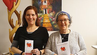 Sonja Fischer-Frost (links) und Birgit Berg mit Flyer ihres Vereins