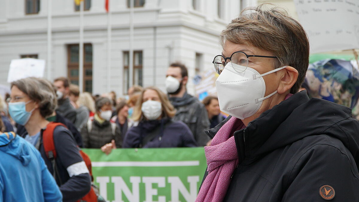 Kristina Kühnbaum-Schmidt beim Einsatz fürs Klima auf der Schweriner Demo. 