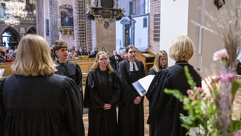 Bischöfin Nora Steen sprach den vier Theologinnen den Segen für den Dienst als Pastorin zu.