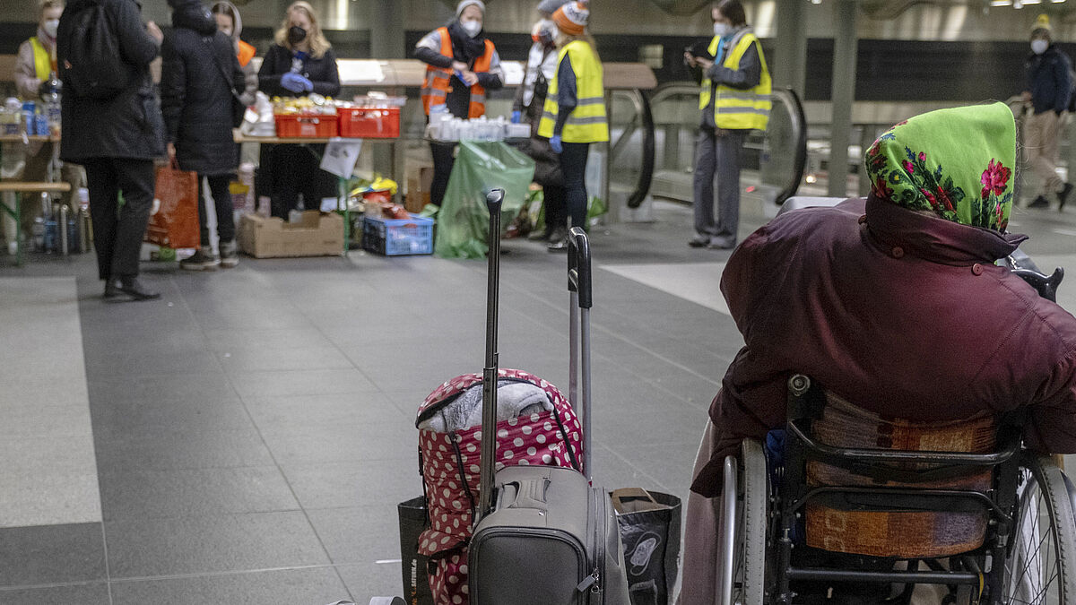 Viele Helfer kümmern sich am Berliner Hauptbahnhof um ankommende Flüchtlinge aus der Ukraine.