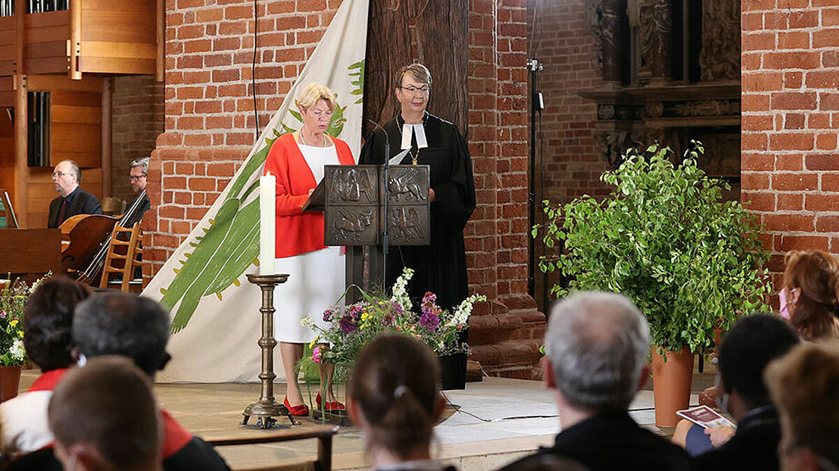 Zu Beginn des Festgottesdienstes erinnerten Landesbischöfin Kristina Kühnbaum-Schmidt (r.) und Präses Ulrike Hillmann an die Entstehung der Nordkirche.