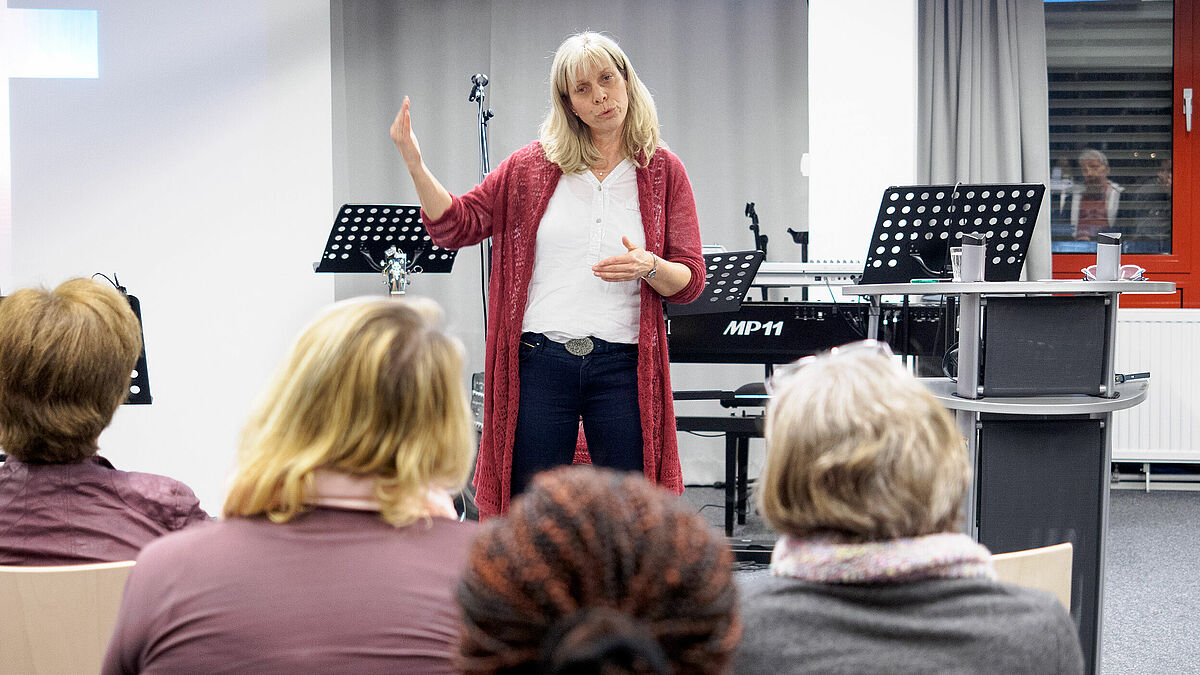 Referentin Simone hält im Glaubenskurs in der Freien Christengemeinde einen sehr persönlichen Vortrag über das Gebet.