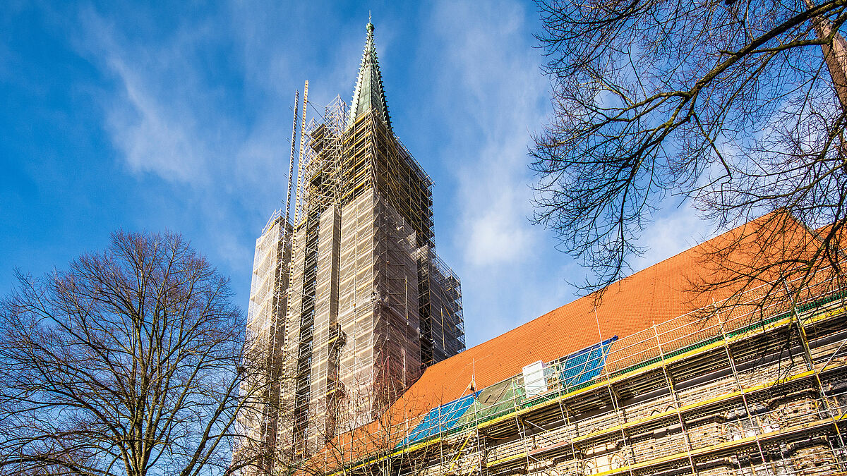 Im Herbst wird er nicht mehr eingerüstet sein. Schon zu Pfingsten kann man den Dom wieder betreten. 