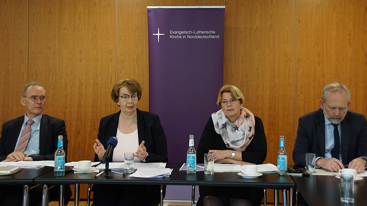 In einer Pressekonferenz ordneten  Landesbischöfin Kristina Kühnbaum-Schmidt (2.v.l.), Präses Ulrike Hillmann, Dr. Rüdiger Pomrehn (l.), Leiter des Dezernates Finanzen, und Ulrich Tetzlaff, Leiter des Dezernates Dienst der Pastorinnen und Pastoren die Zahlen und Fakten ein