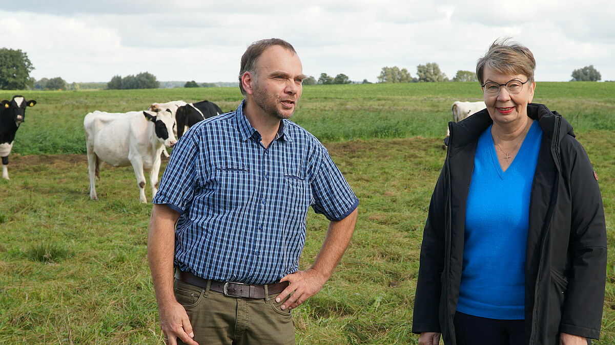 Trefffen mit Landesbischöfin Kristina Kühnbaum-Schmidt: Dem Landwirt Claus-Dieter Tobaben ist es wichtig, in seiner täglichen Arbeit die Schöpfung zu bewahren und den Tieren mit Wertschätzung zu begegnen.