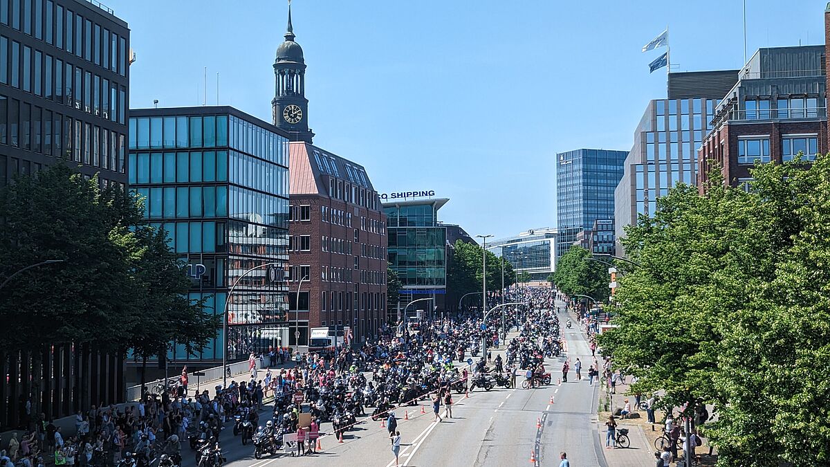 Tausende Motorradfahrer haben am 40. Hamburger Motorrad-Gottesdienst teilgenommen, diesmal wieder mit Konvoi.