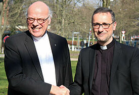 Der Landesbischof der evangelischen Nordkirche, Gerhard Ulrich (l.), und der Erzbischof von Hamburg, Stefan Heße