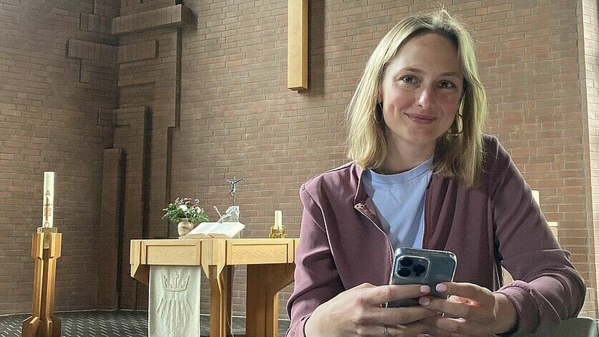 Pastorin Josephine Teske in der Matthias-Claudius-Kirche im Hamburger Stadtteil Meiendorf-Oldenfelde. 