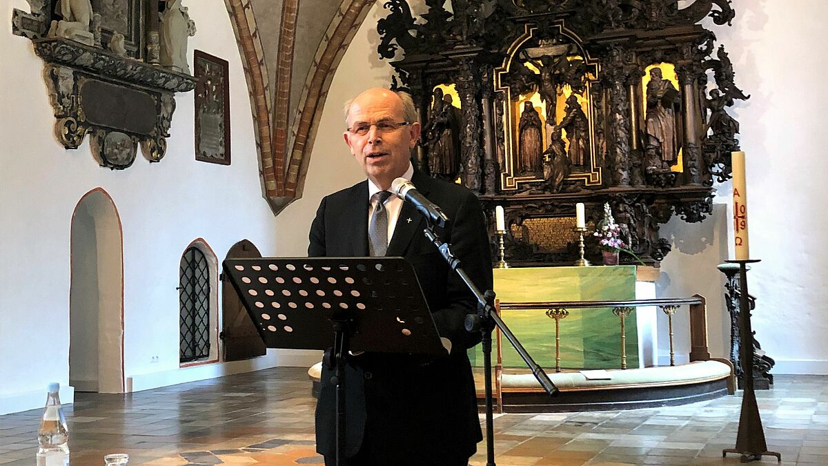 Bischof Gothart Magaard spricht über christliches Leben in der Eckernförder Kirche St. Nicolai.