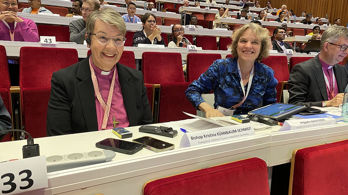 Landesbischöfin Kristina Kühnbaum-Schmidt bei ihrer Wahl in den Rat des Lutherischen Weltbundes während der Vollversammlung des LWB in Krakau. Rechts neben ihr die Hamburger Pröpstin Astrid Kleist.  Foto: Claudia Ebeling