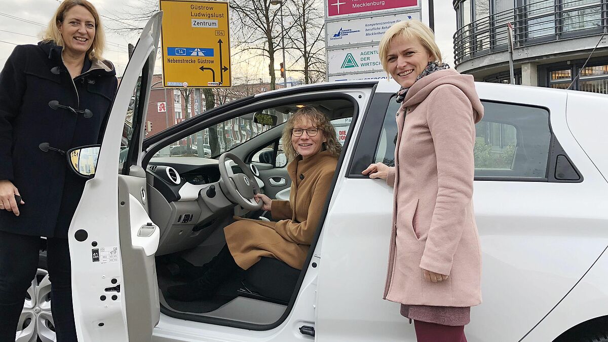 Erste Fahrt im E-Auto der Kirchenkreisverwaltung Mecklenburg: Ilka Kramer, Elke Stoepker und Cornelia Meissner (v.l.).