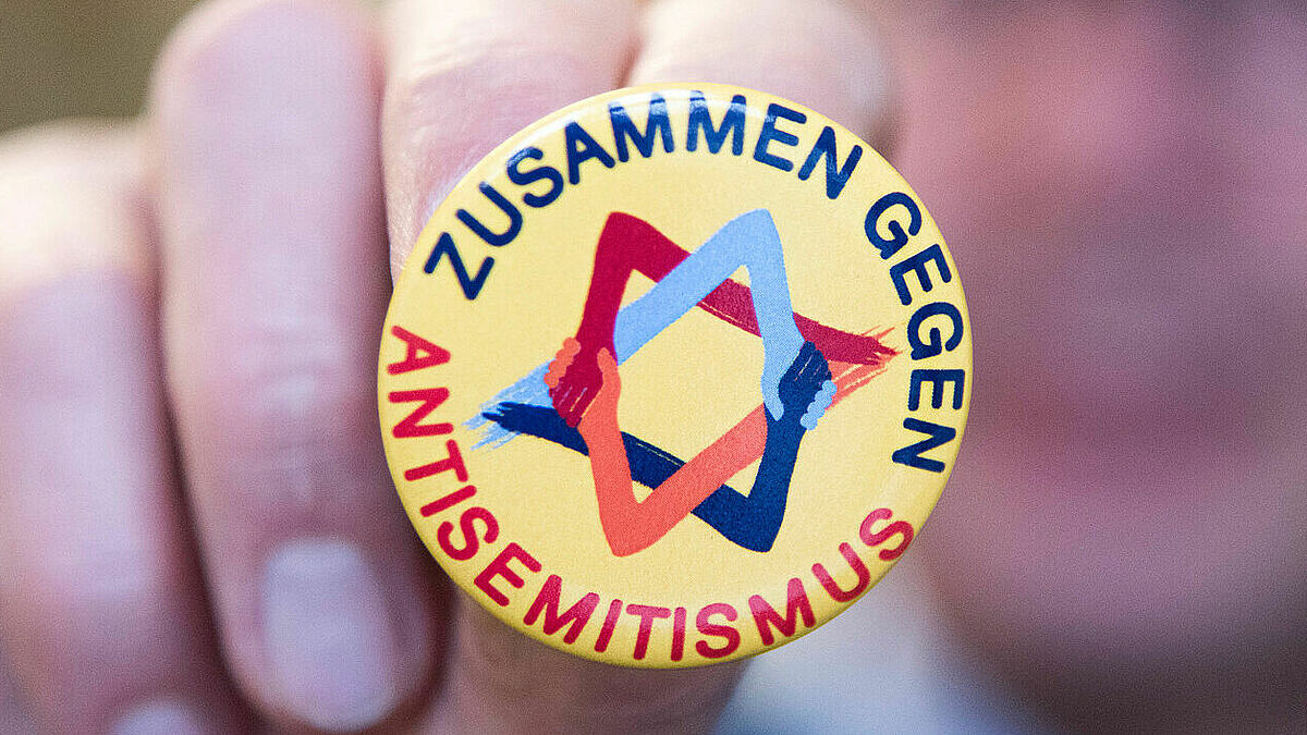 "Zusammen gegen Antisemitismus" - der Schriftzug formt einen Kreis um den Davidstern. Gestaltet wurde der Button nach dem Attentat in Halle von Rabbiner Efraim Yehoud-Desel aus Osnabrück.