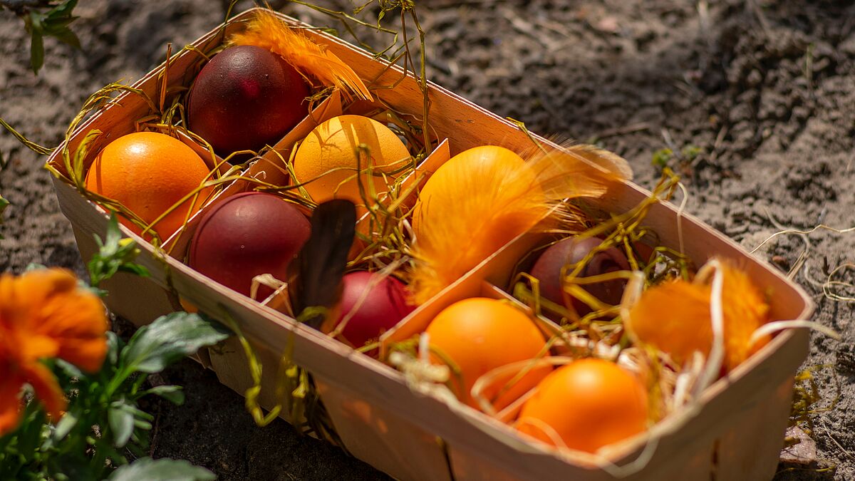 Ein Osterkörbchen kann viel Freude bereiten – besonders schön ist Selbstgemachtes. 