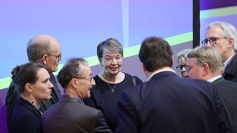 Landesbischöfin Kristina Kühnbaum-Schmidt (Mitte) im Gespräch mit Mitgliedern der Landessynode und des Präsidiums.