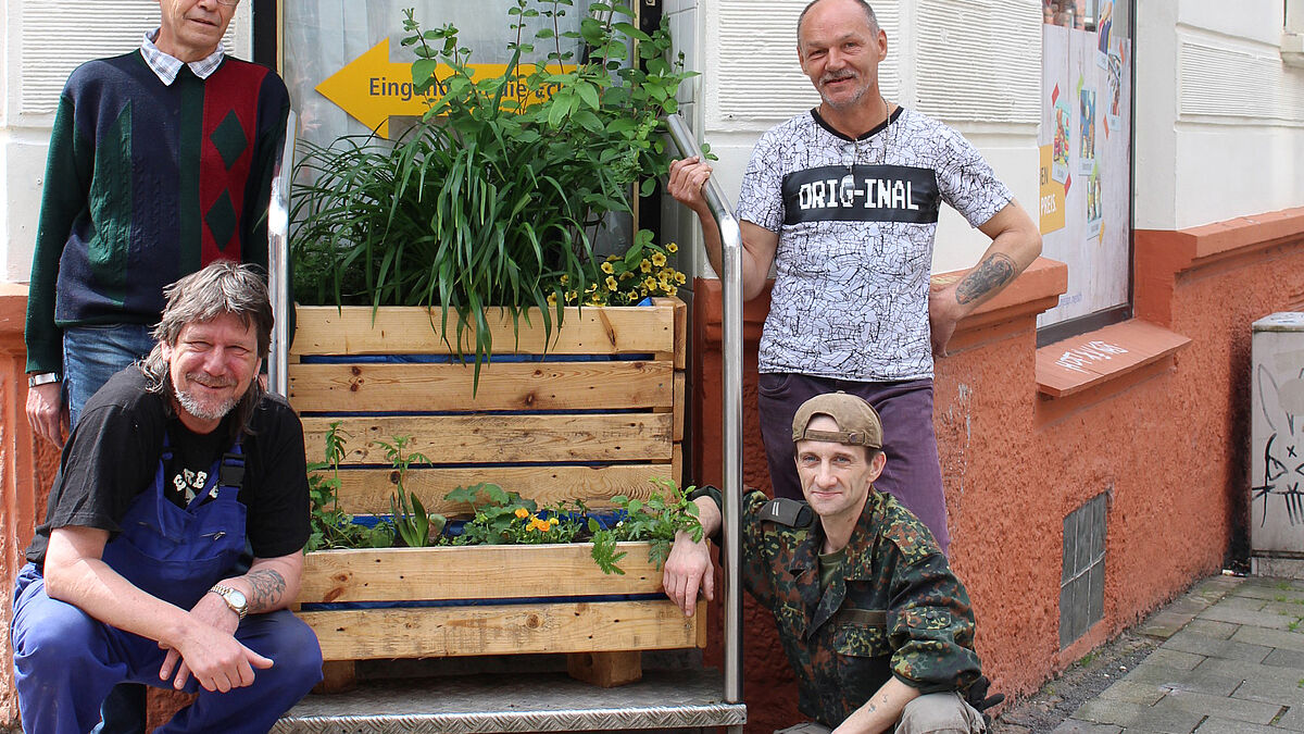 Langzeitarbeitslose verschönern in ihrem Projekt "Erst die Arbeit" den Stadtteil Kiel-Gaarden mit Blumenkästen.