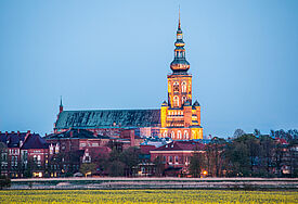 Der Dom thront über der Stadt zur blauen Stunde