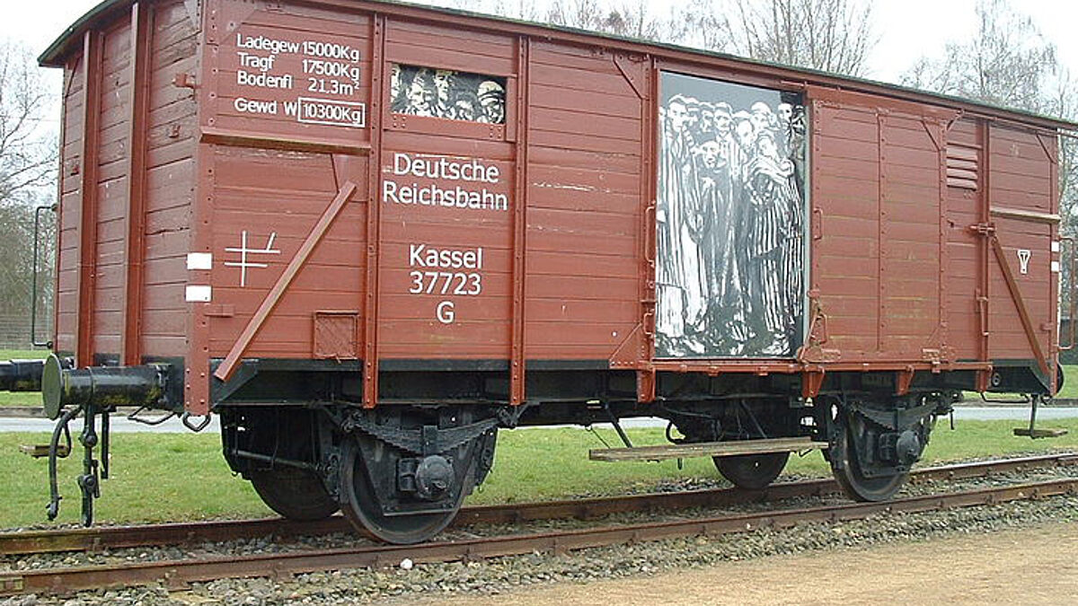 Auf dem Gelände des ehemaligen KZ Neuengamme ist ein Eisenbahnwaggon zu sehen, mit dem Gefangenen transportiert wurden. Die Gedenkstätte verzeichnet nach der Corona-Pandemie wieder mehr Besucher. 