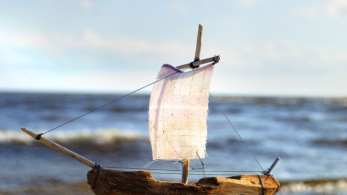 Boote aus Treibholz gehen als "Kummerkutter" auf Reise.