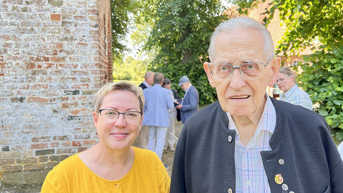 Jürgen Hagen mit Pröpstin Petra Kallies. Sie überreichte ihm das Ansgarkreuz für seinen langjährigen ehrenamtlichen Einsatz. 