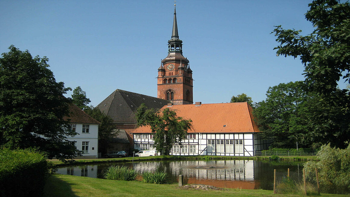 Der Klosterhof in Itzehoe mit dem Klosterhofteich und der St.-Laurentii-Kirche im Hintergrund.