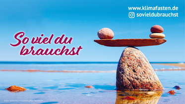 Klimafasten 2026 Titelbild der Aktion Klimafasten 2026: Titelbild der Aktion "Soviel Du brauchst". Eine Waage aus Steinen.