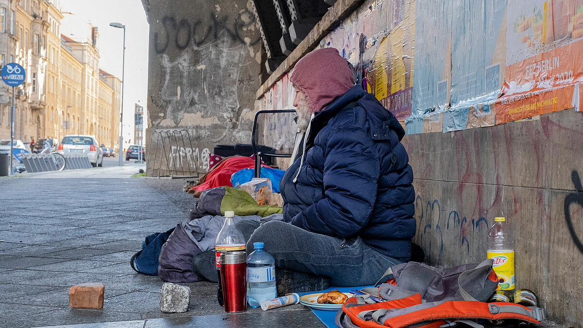 Für Menschen, die auf der Straße leben, ist es kaum möglich, die notwendigen Abstands- und Hygieneregeln einzuhalten.