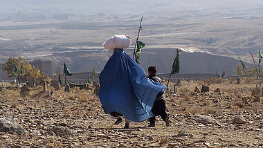 Frau mit Kind in Afghanistan.