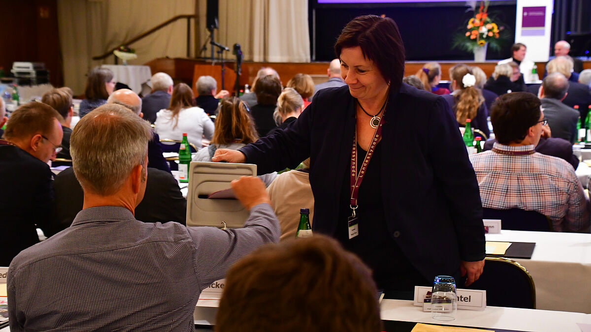 Stimmenabgabe bei der Wahl der neuen Kirchenleitung auf der Landessynode in Lübeck-Travemünde