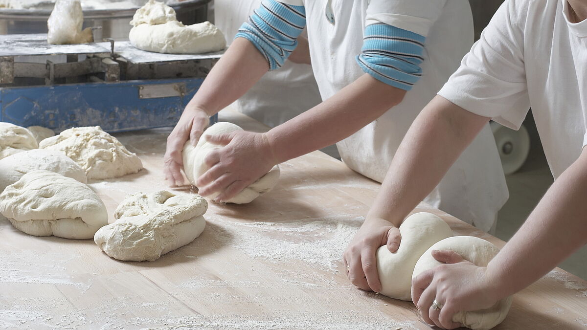 Konfirmanden sollen in der Nordkirche gemeinsam mit Bäckern das Brotbacken lernen. Der Erlös der verkauften Teigwaren ist für "Brot für die Welt" bestimmt. 