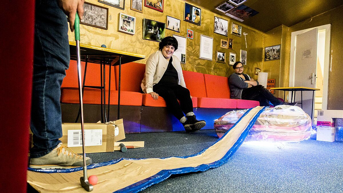 Minigolf in der Kirche - Im Stadtteilcafé im kirchlichen Gemeindehaus auf der Veddel wird schon mal geübt