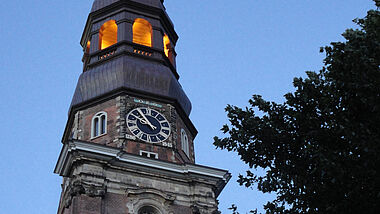 Es ist eine Tradition in der Hamburger Hauptkirche St. Katharinen: Zum 50. Mal gestalten Mitglieder von Amnesty International den Gottesdienst zum Buß- und Bettag