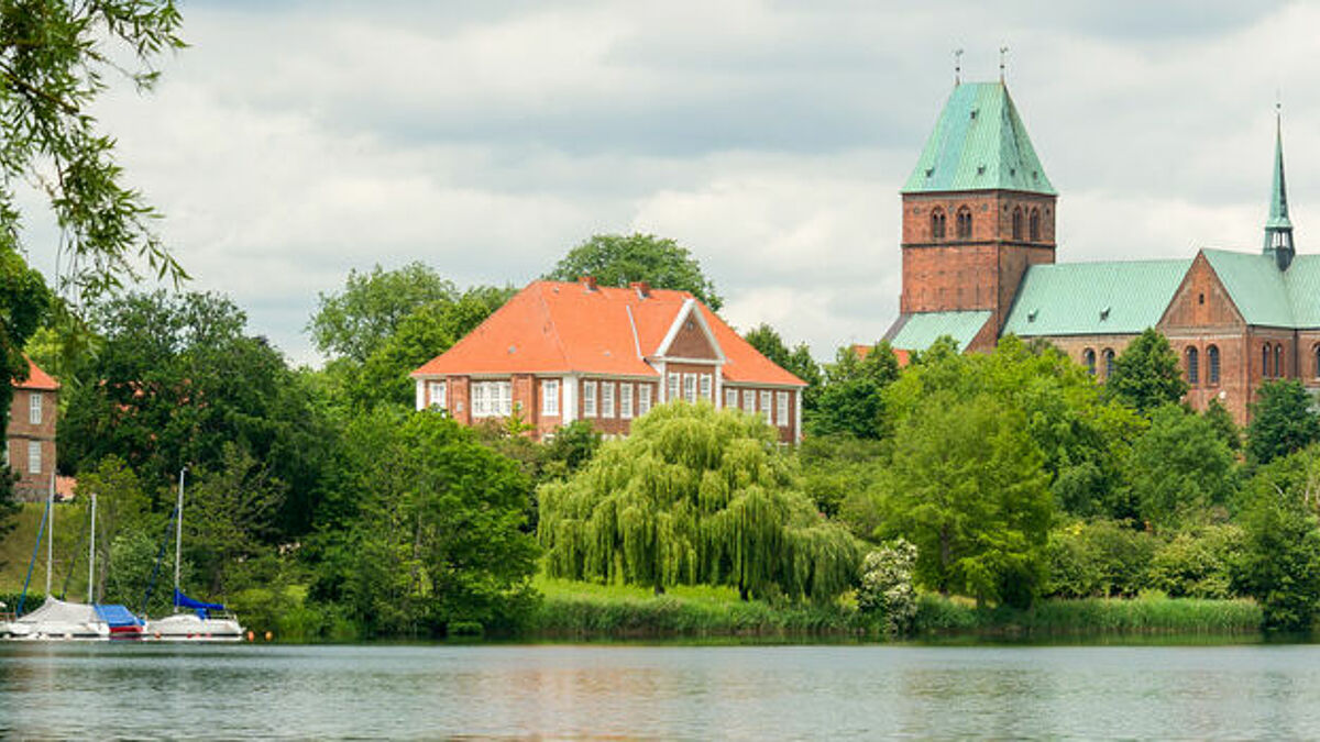 Am kommenden Sonntag wird auf der Dominsel das 850. Jubiläum des Doms gefeiert. Die Predigt des Festgottesdienstes hält Bischöfin Kirsten Fehrs. Anschließend starten Führungen und Mitmachangebote in und um die Kirche. 