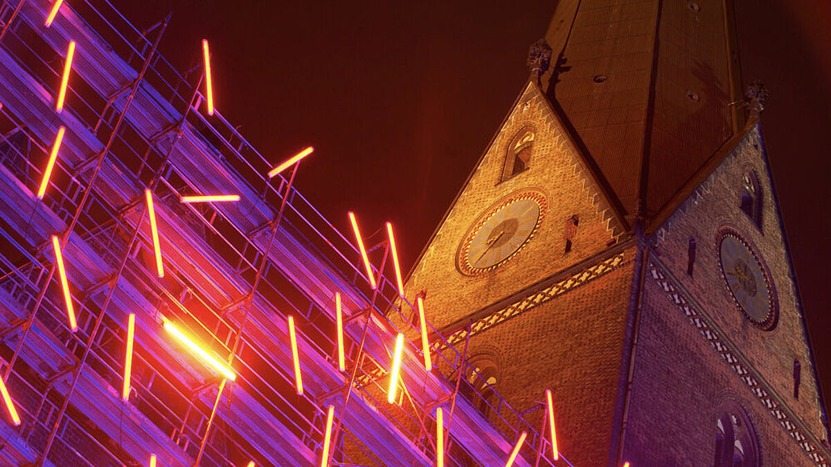 Aufsehenerregende Lichtinstallationen wie diese an der St. Petri Kirche gehören genauso zur "Nacht der Kirchen" wie Chorgesang, Poesie und HipHop (Archivbild). 