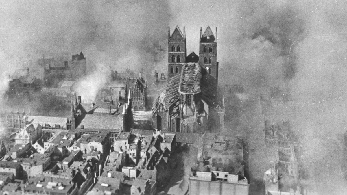 Luftaufnahme mit Blick auf die Marienkirche in Lübeck während eines Luftangriffs der Royal Air Force 1942.