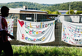 Willkommens-Transparent am Zaun zur Zeltunterkunft für Flüchtlinge in Marburg (Foto vom 3.8.15)